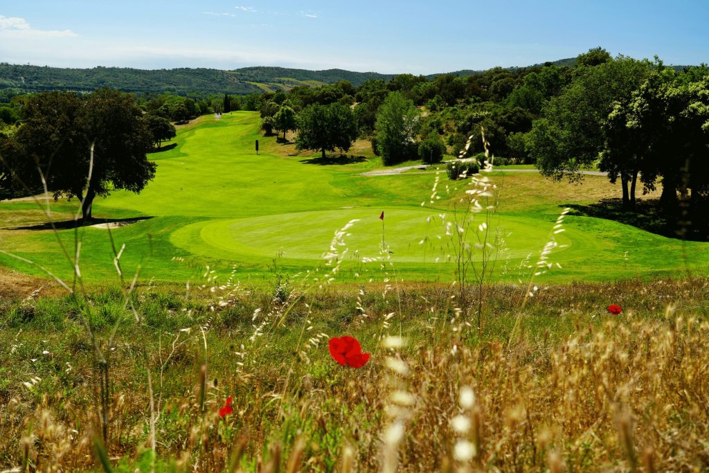 coquelicot-rough-écologie-golf-roquebrune-resonance-golf-collection