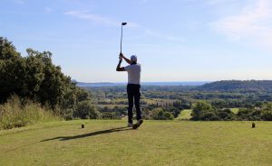 Ressemer les départs : un entretien indispensable pour la qualité du jeu - Open Golf Club