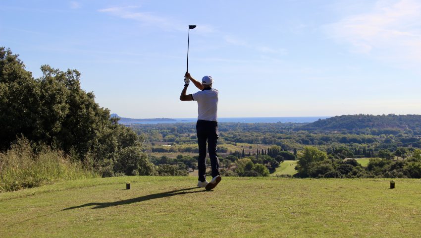 Ressemer les départs : un entretien indispensable pour la qualité du jeu - Open Golf Club