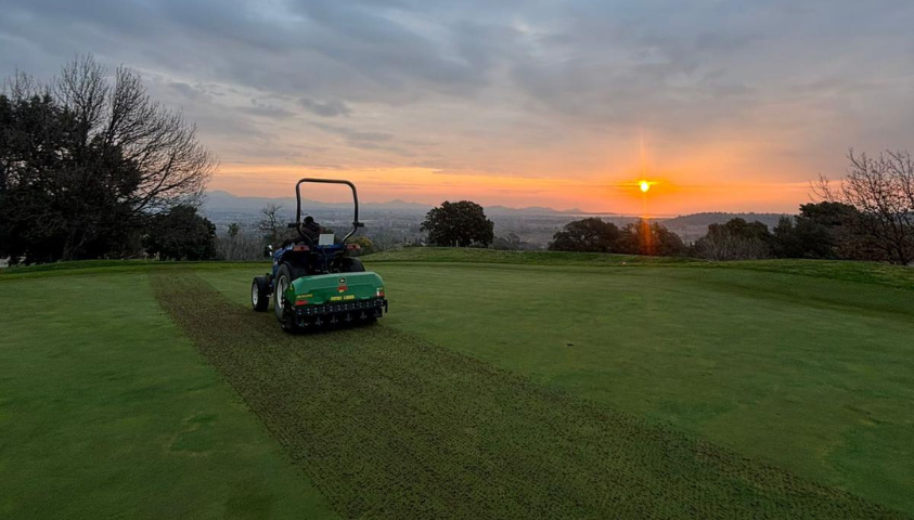 Carottage des greens : l’entretien indispensable au début de saison - Open Golf Club